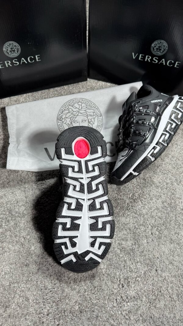 Zapatillas Versace Negras y blancas– Modelo 2024 - Imagen 2