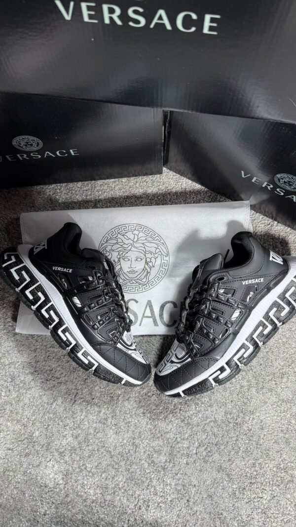 Zapatillas Versace Negras y blancas– Modelo 2024 - Imagen 3